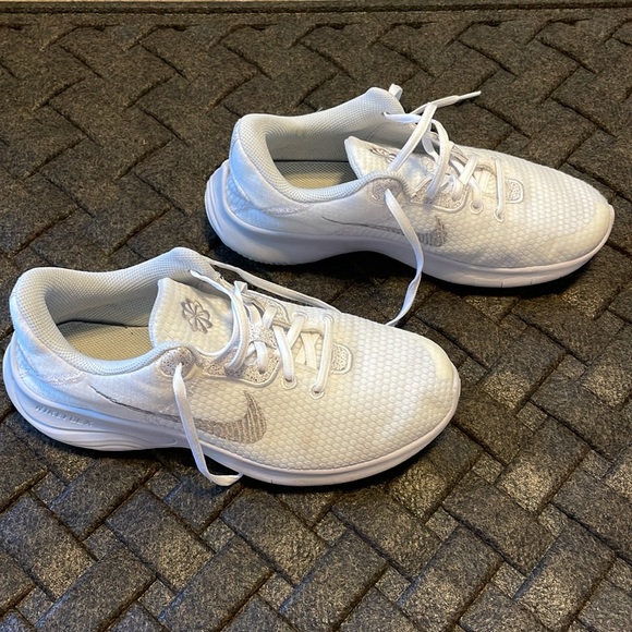 NIKE 8 Wide. Womens Flex Experience running shoe. - Picture 2 of 8